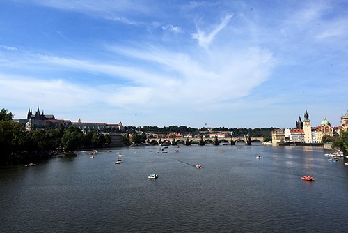 チェコ出身の作曲家、スメタナの代表作「我が祖国」に収められた名曲モルダウ（ヴルタヴァのドイツ語名）こそ、街を貫くこのヴルタヴァ川の流れを描写したもの。