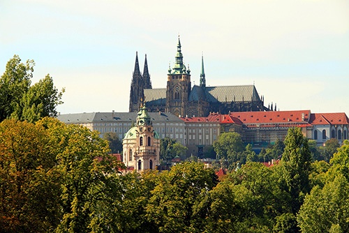 威風堂々としたプラハ城。この城は14世紀半ばに整備されて以来、プラハの歴史を眺め続けてきた。