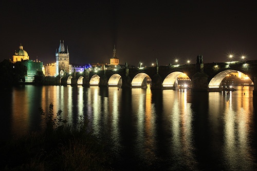 プラハ城下と旧市街を結ぶカレル橋は、夜になっても人の往来が絶えることがない。