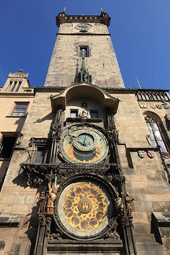 旧市庁舎の天文時計。上が天体の動きを表すプラネタリウム、下が暦を示すカレンダリウム。毎正時、プラネタリウムの上の2つの小窓からからくり人形が現れる。