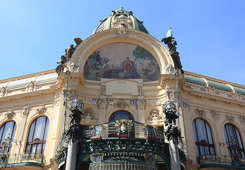 市民会館は正面の半円形モザイクをはじめ、壁画やステンドグラスなどの装飾はすべてアール・ヌーヴォー様式。