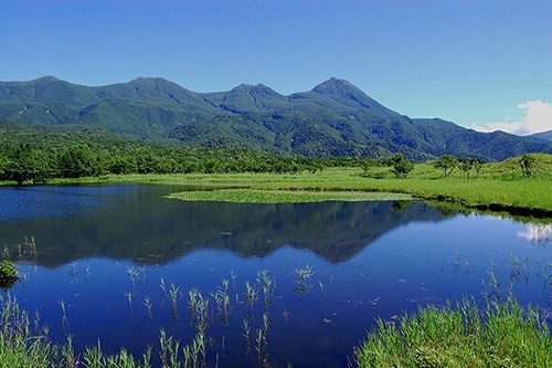 知床連山は25万年前の火山活動で誕生した。5つの湖が山の稜線を映す光景は、知床を代表する景観だ。［写真：知床財団］