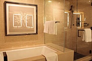 驚きのバスルーム。和式を思わせる深いバスタブに、独立したシャワールームがあります。また、洗面台の鏡には、なんとテレビが埋め込まれています