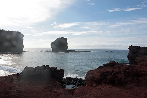 ラナイ島のシンボル、プウ・ペヘ（スイートハート・ロック）が徒歩圏にあります。ビーチから岩場までを散策