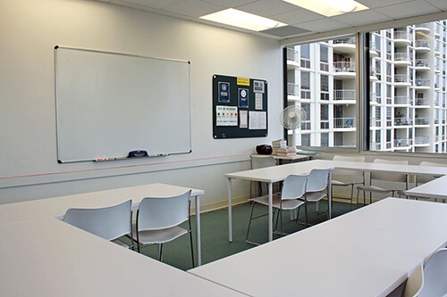 EFホノルル校のクラスルーム。さまざまな年齢層の学生が集まり、活発な授業が展開されるのだとか
