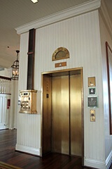 正面玄関を入ると、オープン当初の姿のエレベーターが。クラシカルで重厚な雰囲気が漂います