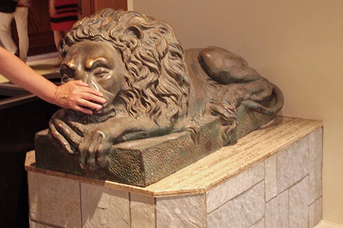 「スリーピング・ライオン」の像がタワー・ウイング内にあります。鼻の部分をなでると幸福になれる……！？