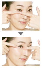 <b>指の動き：1<br>ふちをなぞる</b><br>皮膚の薄い目のまわりは、目のふちをやさしくなぞるように動かすだけでも硬さがあれば分かる。力を入れすぎないよう注意を。