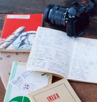 インスタグラムなどでアップする料理写真は、主に「オリンパスOM-D E-M5」で撮影。自作のレシピはノートに 丁寧に書き留める