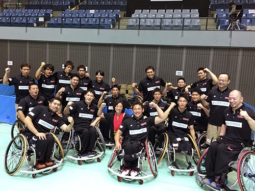 全員分の銅メダルを首にかけた田中さん（中央）と選手たち。※写真／田中ウルヴェ京さん提供（下写真も）