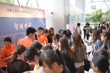 WOMAN EXPO SHANGHAI 2016を実施した中国金融信息中心のロビー。熱心な受講者が、入場受付の列を作った