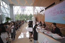 WOMAN EXPO SHANGHAI 2016を実施した中国金融信息中心のロビー。熱心な受講者が、入場受付の列を作った