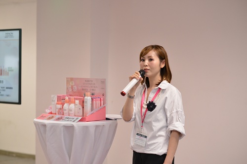 中国国内向け商品もあるミノン アミノモイストの製品特徴を中国語で紹介。参加者全員にサンプルを配布した