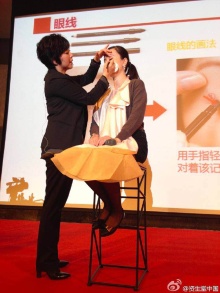 資生堂ビューティスペシャリストの光石幸代さんが登壇。上海に住む女性向けに、「肌の免疫力を高める」「その肌を守る」「美しく仕上げる」といったテーマで講演し、ステージ上でモデルにメーキャップを実演した
