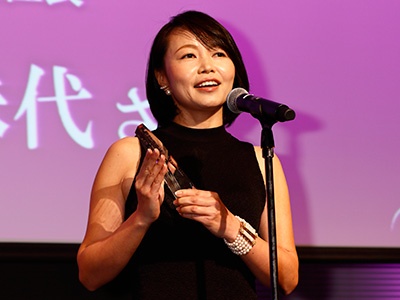 ウーマン・オブ・イヤー2016の大賞に輝いたトラストバンク・須永珠代さん