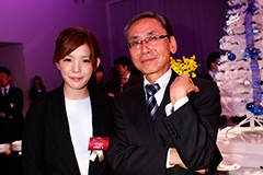 次世代ものづくり賞のUPQ・中澤優子さん（左）と日経BP社の長田公平社長