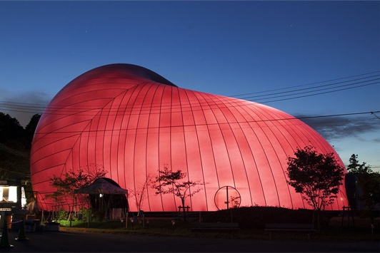 東京ミッドタウンのガーデンに巨大なバルーンが登場。独創的なデザインのバルーンは移動式コンサートホールとして作られた。