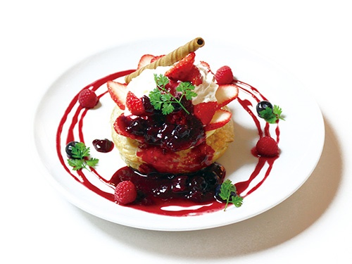 「旬の苺とベリーのフレンチパンケーキ パイ包み焼き」（1490円税込）。苺やベリーの甘酸っぱさと生クリームやカスタードのやさしい甘味で最後まで楽しめる。