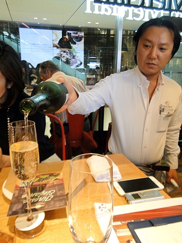 マネージャーの寺中憲由さん。各テーブルをまわって着々とワインをサーブしながら、日本ワインの魅力について聞かせてくれます。
