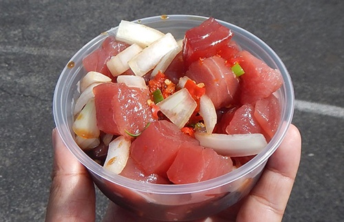 アラモアナセンターからケエアウモクストリートを山に向かって行ったところ。フリーウェイの手前にある「Keeaumoku Seafood」のポケボウルはボリュームたっぷり。美味しくて安いです