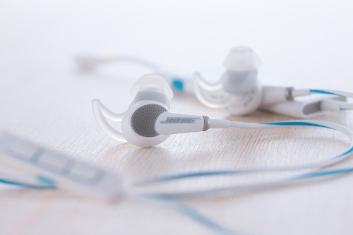 Bose® QuietComfort® 20 Acoustic Noise Cancelling headphones クワイアットコンフォート20 （Apple製品対応モデル／スマートフォン対応モデル） 各￥35,000（税抜）