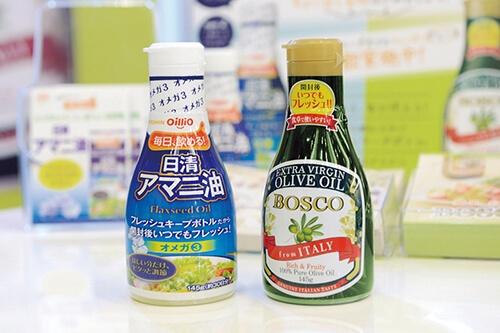小さじ1杯で1日分のオメガ3がとれる、日清アマニ油（写真左）。一番搾りならではのクセのないおいしさで、毎日の健康をサポートする
