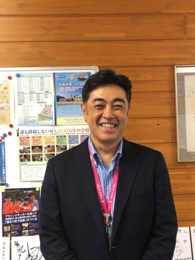 淺野さんは、校長先生としては若い49歳。家庭では大学4年生の双子、大学2年生の3人の男子の父親でもある