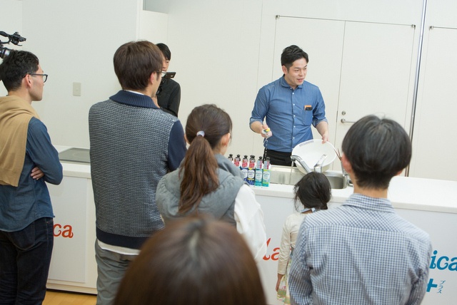 “食器洗い達人”こと松木さんによる模範演技は、目からウロコの技と知識がたくさん！　参加者たちは真剣に見入っていました