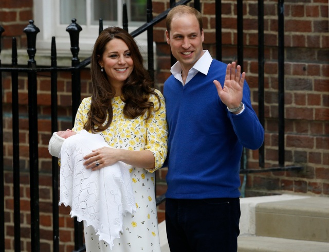 ロンドンで出産後、シャーロット王女のお披露目をする英国ウィリアム王子とキャサリン妃（写真：AP/アフロ）