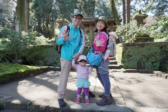 浄智寺の前でパチリ。家族写真を撮るのも子連れ旅の楽しみの一つである
