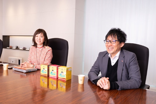 ECビジネス部商品開発グループ長の山本倫子さん（左）、と開発研究所商品開発部ミックス・ティー開発グループ⻑の中村厳海さん（右）