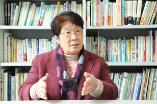 奥地圭子さん。小学校の教諭を経て33年前に東京シューレを開設