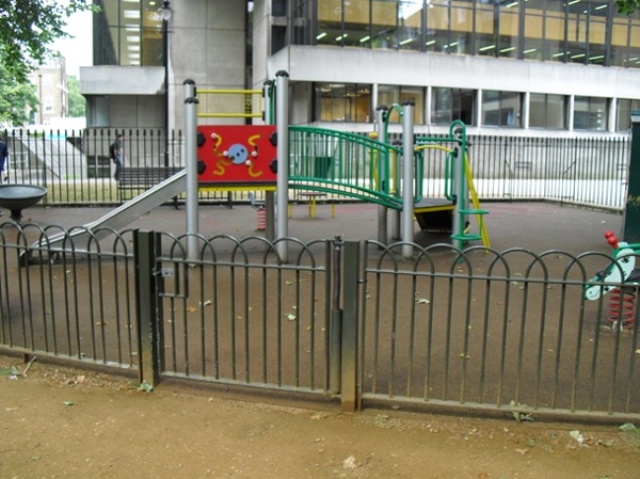 イギリスの公園の幼児向け遊具を囲む柵。幼児とその保護者以外は入りにくい仕掛けが成されている（画像提供／清永奈穂）