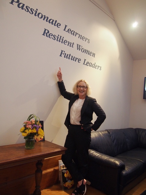 玄関ホールでジェイン・アン・ヤング校長が示しているのが、生徒に向けた校訓。「Passionate Learners, Resilient Women, Future Leaders」。情熱的な学習者であれ、くじけない女性であれ、未来のリーダーであれ。