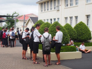 「未来教育指数、世界１位」を獲得したニュージーランドの名門進学校。芝生でノートパソコンを開き学習する生徒、リンゴの簡単なランチを食べながら友人と語らう生徒など、伸びやかな空気。