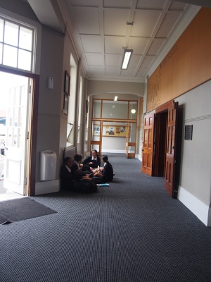 廊下に展示されている受賞トロフィーの数々。奨学金を得た生徒の人数がニュージーランドTOP６に入る名門校だ。