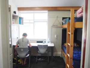 寮の部屋。２段ベッドで２人で一つの個室を使う。卒業生たちの絆も強い。