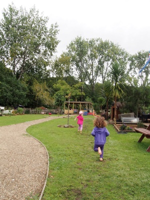 リバリー乳幼児教育センターの園庭。草花、砂場、工具、鳥や犬の飼育小屋など、子ども達にとって魅力的なスペースがたくさん並ぶ。