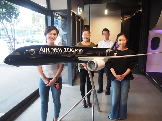 ニュージーランド航空に就職した日本人スタッフ。母と娘で就職できた工藤さん親子（一番左が娘さん、左から二番目がお母さん）。