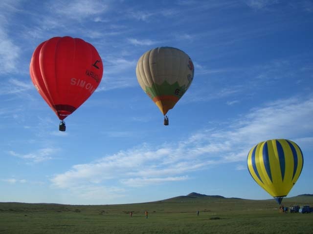 モンゴルの気球体験の様子（写真提供：エス・ティー・ワールド）