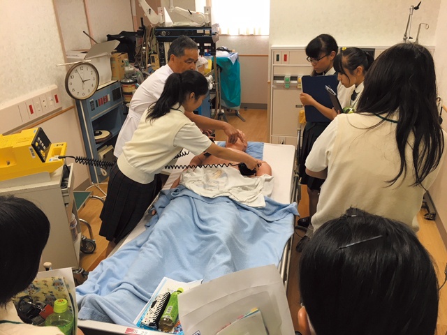 亀田総合病院見学ツアーでは、医師として活躍中である卒業生の話を聴き、病院見学では天国に一番近い霊安室をはじめ病院内の見学、医療機関に触れて貴重な 体験ができ、モチベーションが上がります