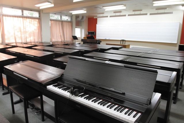 音楽室は全部で7室。中には44台もの生徒用電子ピアノが置かれた部屋も