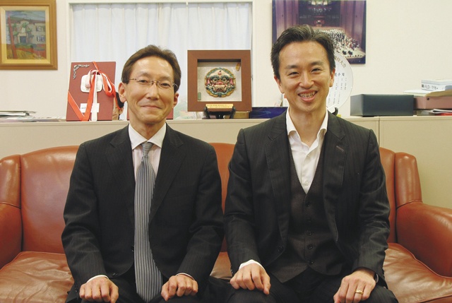 広報部副部長でピアノ担当の五十嵐稔先生（左）と広報部部長の山嵜斉一先生