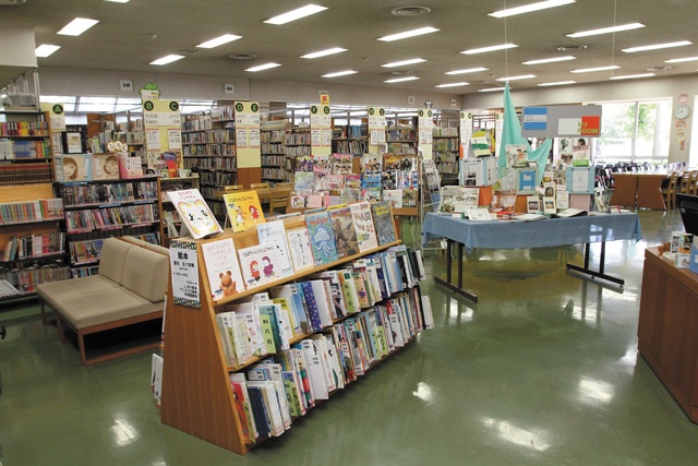 同校自慢の図書館。入口には、話題の本を紹介するコーナーなどが設けられている
