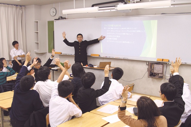 SDGsゼミでは、生徒自ら電子黒板を活用し、ワークショップを開催している