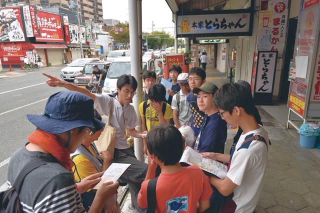 「総合フィールド演習」での大阪巡検。上町台地を歩き、地形、歴史、そこに住む人々のくらしなどを関係づけ、多角的に考察した