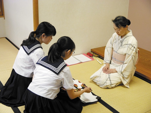 校舎内には和室も完備。写真は「お箸の使い方テスト」の様子。「日本の伝統文化に触れることもグローバル教育の一環」と児島先生