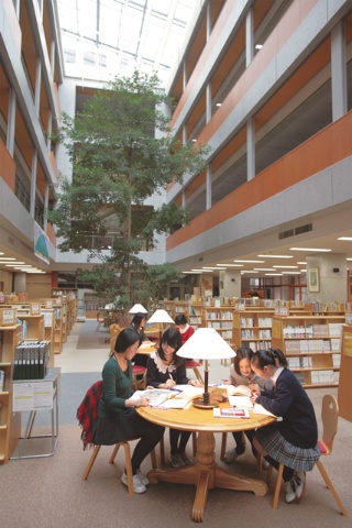 木のぬくもり溢れるメディアセンター。約9万冊の図書が閲覧できる生徒の自立的学習の場だ