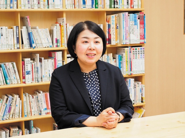 「生徒が適切に情報を選択できる力を育める施設を目指したい」と司書教諭の多田明子先生