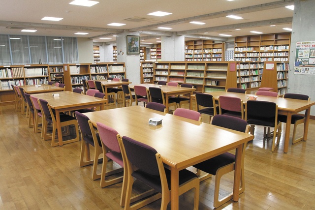 約5万3,000冊の蔵書を誇る図書室。床暖房を完備するなど、読書に集中する上で最適な環境が整えられている